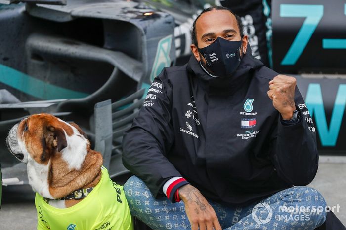 Lewis Hamilton, Mercedes-AMG F1 y el equipo de Mercedes celebran después de haber conseguido el séptimo título del campeonato mundial de pilotos