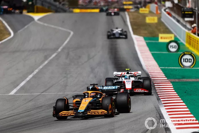 Daniel Ricciardo, McLaren MCL36, Mick Schumacher, Haas VF-22 
