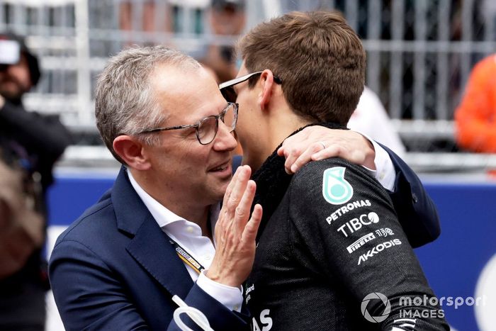 Stefano Domenicali, director general de la Fórmula 1, con George Russell, de Mercedes-AMG