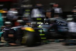 Valtteri Bottas, Mercedes AMG F1 W08 practices a pit stop