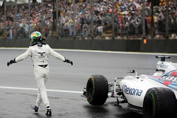 Felipe Massa, Williams FW38, salue la foule après son accident