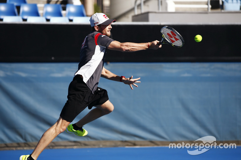 Romain Grosjean, Haas F1 Team, spielt Tennis mit Paralympics-Sieger Dylan Alcott