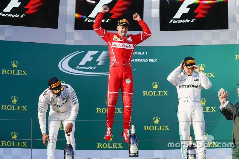 Себастьян Феттель, Ferrari, Льюіс Хемілтон, Mercedes AMG, Валттері Боттас, Mercedes AMG, святкую на подіумі