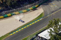 Marcus Ericsson, Sauber C36, et Kevin Magnussen, Haas F1 Team VF-17, se percutent au départ