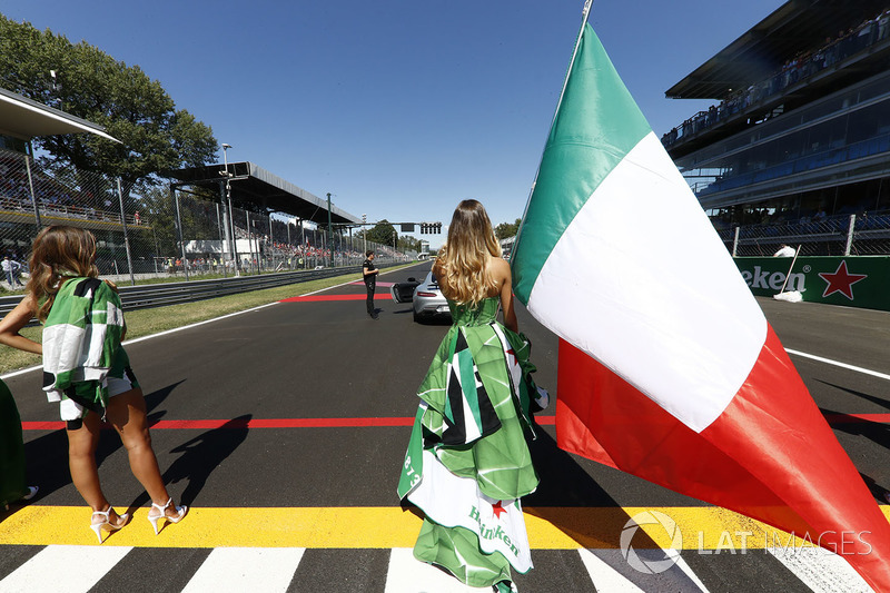 El himno de Italia es uno de los preferidos de la afición. Su bandera es bonita. Los vestidos que elige Heineken no lo tenemos tan claro...
