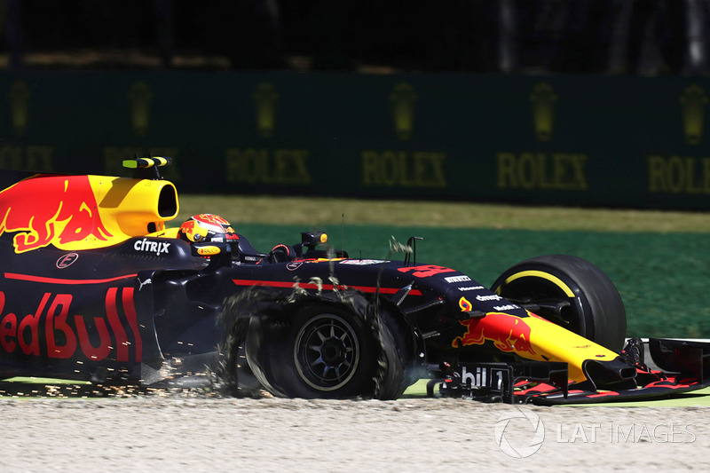 Max Verstappen, Red Bull Racing RB13, in the gravel, a puncture