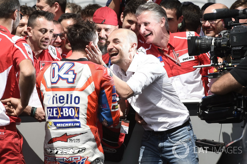 Переможець гонки Андреа Довіціозо, Ducati Team, Клаудіо Доменікале, генеральний директор Ducati