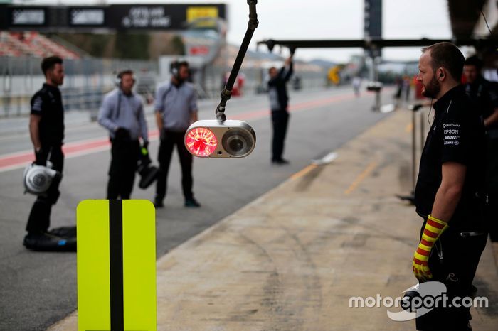 Los miembros del equipo Mercedes AMG F1 esperan la llegada de Lewis Hamilton
