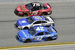 Kyle Larson, Chip Ganassi Racing, Chevrolet; Alex Bowman, Hendrick Motorsports, Chevrolet; Martin Tr