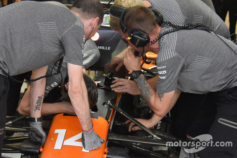 Fernando Alonso, McLaren MCL32 brakes pedal