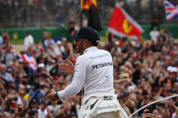 El ganador Lewis Hamilton, Mercedes AMG F1 con los fans