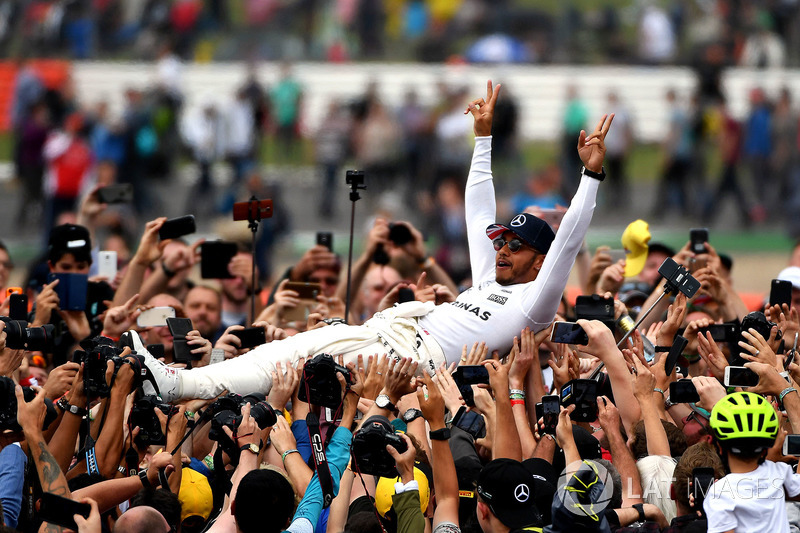 Ganador de la carrera Lewis Hamilton, Mercedes AMG F1 celebra con los fans