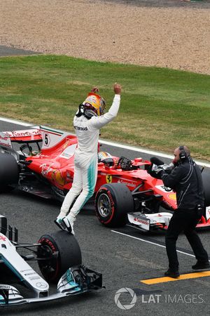 Ganador de la pole Lewis Hamilton, Mercedes-Benz F1 W08 celebra en parc ferme