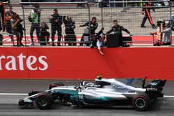 Ganador, Valtteri Bottas, Mercedes AMG F1 F1 W08  cruza la línea