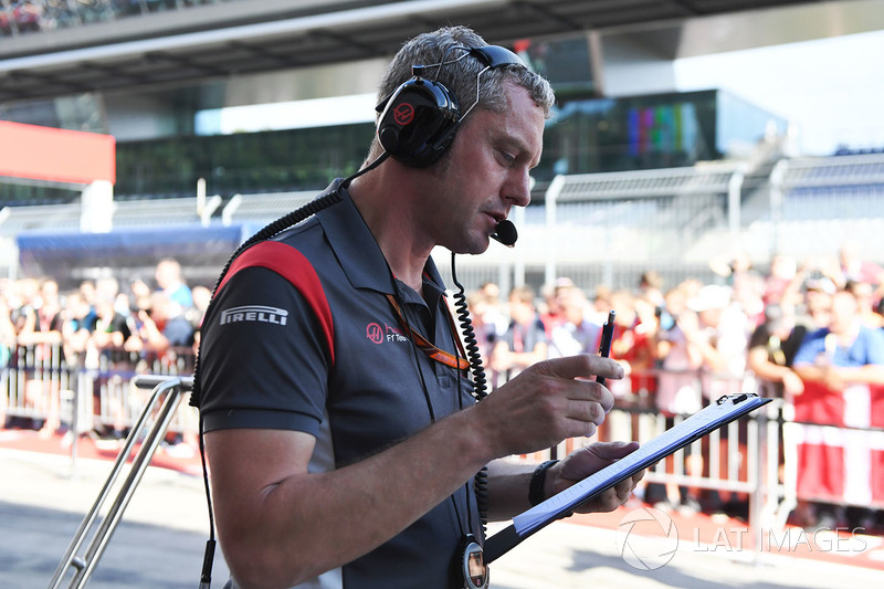 Stuart Cramp jefe de mecánicos de Haas F1 Team y el equipo practicando un pit stop