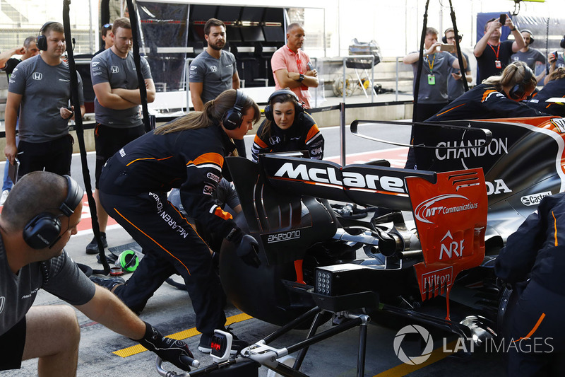McLaren'dan tamamen kadınlardan oluşan pit stop çalışması