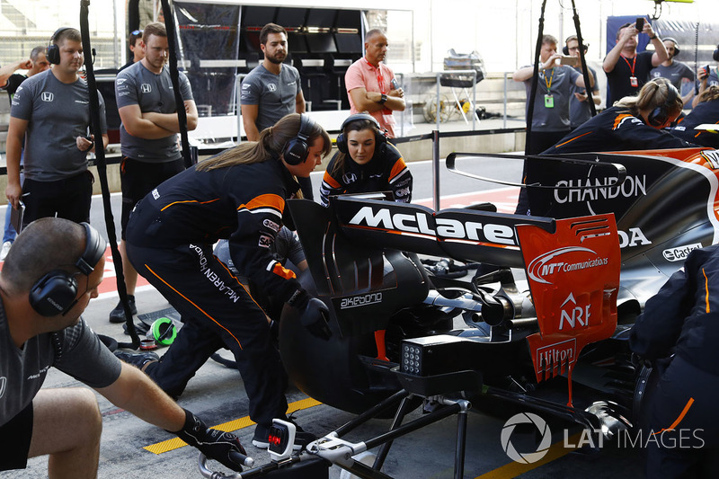 El equipo McLaren organiza una parada en boxes femenino