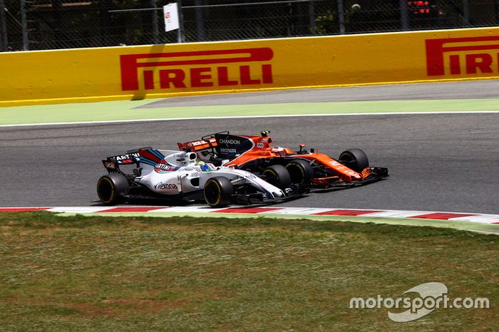 Massa também recebeu o toque de Vandoorne, que abandonou a corrida e provocou o acionamento do safety car virtual. Nisso, Hamilton aproveitou para fazer seu pitstop e dar o bote em Vettel. 