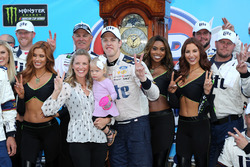 1. Brad Keselowski, Team Penske, Ford, mit Ehefrau Paige und Tochter Scarlett