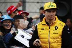 Nico Hulkenberg, Renault Sport F1 Team, signe des autographes pour les fans