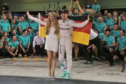 Nico Rosberg, Mercedes AMG F1 celebrates his World Championship with wife Vivian Rosberg and the team