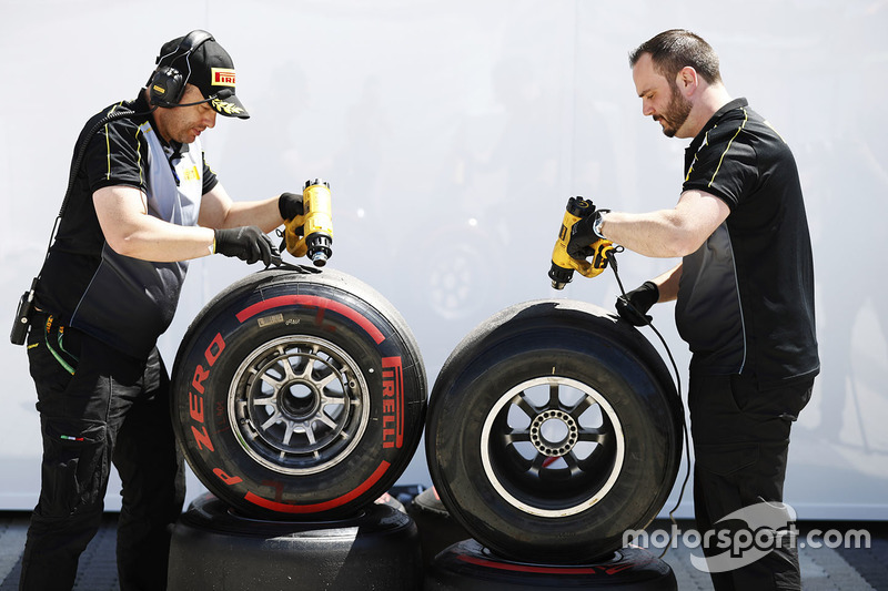 Гран Прі Росії. Інженери Pirelli працюють із шинами