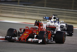 Kimi Raikkonen, Ferrari SF70H y Felipe Massa, Williams FW40