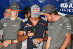 Стоффель Вандорн, McLaren, Карлос Сайнс-молодший, Scuderia Toro Rosso, та Фернандо Алонсо, McLaren