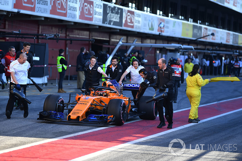 Stoffel Vandoorne, McLaren MCL33 is pushed in pit lane