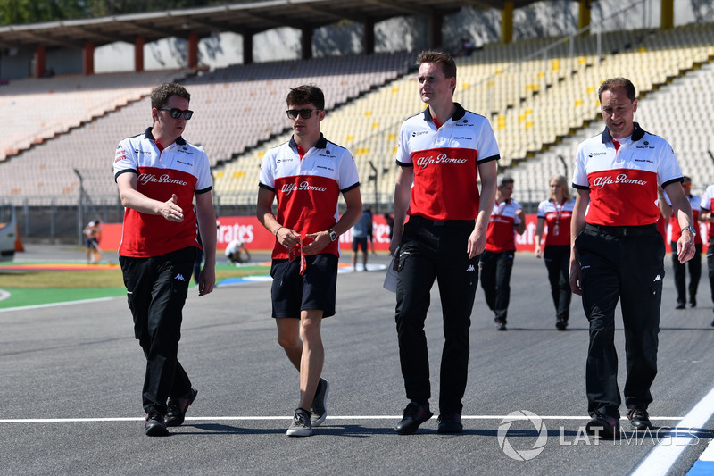 Charles Leclerc, Sauber, cammina lungo il circuito