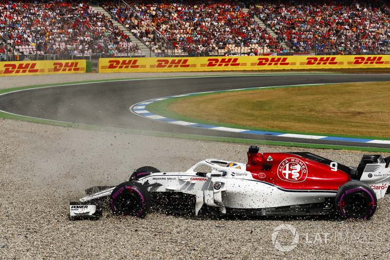 Marcus Ericsson, Sauber C37, spins into a gravel trap in qualifying