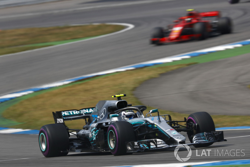 Valtteri Bottas, Mercedes AMG F1 W09, precede Kimi Raikkonen, Ferrari SF71H