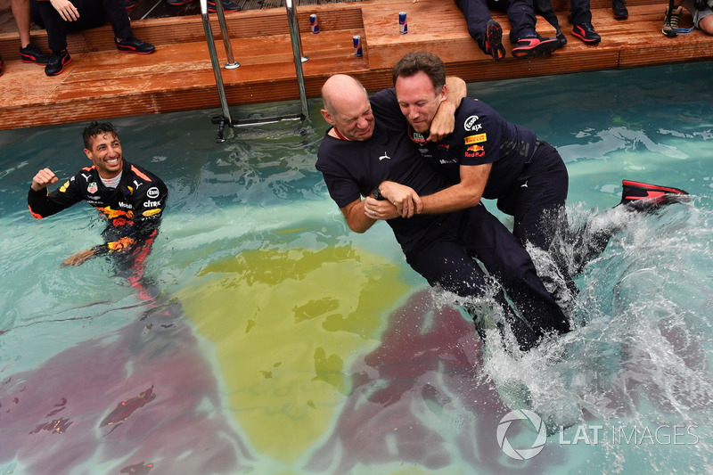 Команда Red Bull Racing празднует победу: технический директор Эдриан Ньюи и руководитель команды Кристиан Хорнер