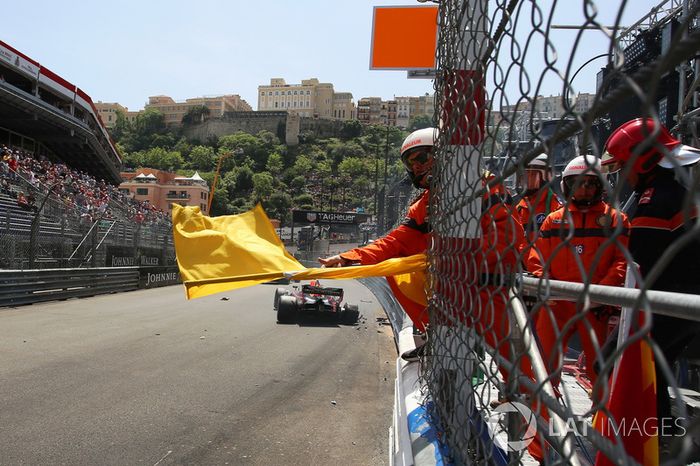 Agitan banderas amarillas por el accidente de Max Verstappen, Red Bull Racing RB14