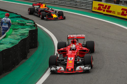 Sebastian Vettel, Ferrari SF70H ve Max Verstappen, Red Bull Racing RB13