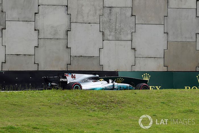 Lewis Hamilton, Mercedes-Benz F1 W08  choca en la Q1
