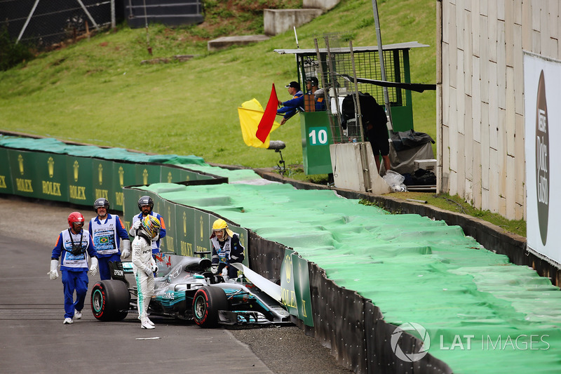 Lewis Hamilton, Mercedes AMG F1 W08, climbs from his crahsed car