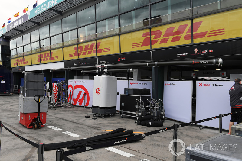 Preparazione del box dell'Haas F1 Team