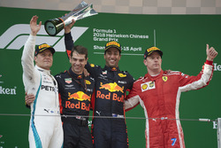 Podyum: Yarış galibi Daniel Ricciardo, Red Bull Racing, 2. Valtteri Bottas, Mercedes AMG F1, 3. Kimi Raikkonen, Ferrari ve Chris Gent, yarış mühendisi