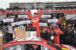 Race winner Kyle Busch, Joe Gibbs Racing