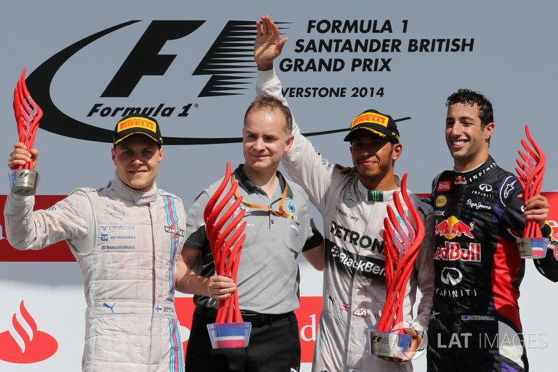 Podium: tweede plaats  Valtteri Bottas, Williams, John Owen, Mercedes AMG F1 Chief Designer, racewin