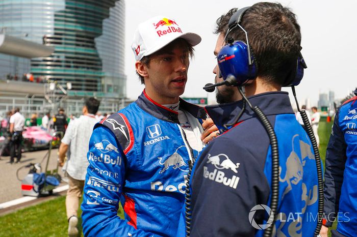 Pierre Gasly, Toro Rosso, en la parrilla con un ingeniero