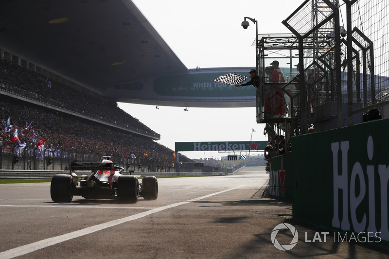 Daniel Ricciardo, Red Bull Racing RB14 Tag Heuer, pasa bajo la bandera a cuadros