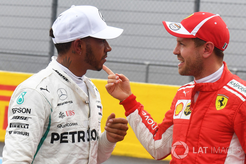 Ganador de la pole Lewis Hamilton, Mercedes AMG F1, tercero Sebastian Vettel, Ferrari