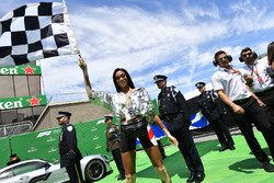 Winnie Harlow, met de finishvlag