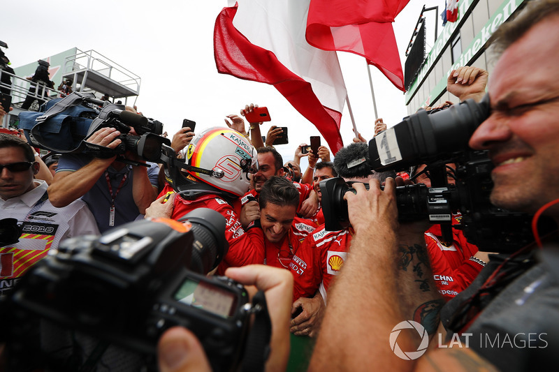 Yarış galibi Sebastian Vettel, Ferrari, parc ferme
