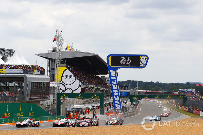 Start: #8 Toyota Gazoo Racing Toyota TS050: Sébastien Buemi, Kazuki Nakajima, Fernando Alonso, führt