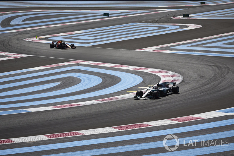 Lewis Hamilton, Mercedes AMG F1 W09, leads Daniel Ricciardo, Red Bull Racing RB14