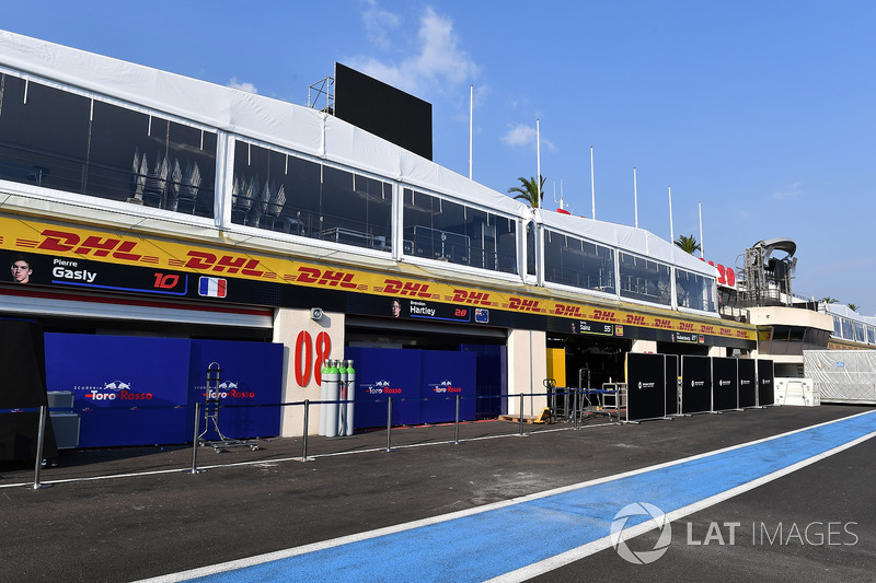 Garage della Scuderia Toro Rosso
