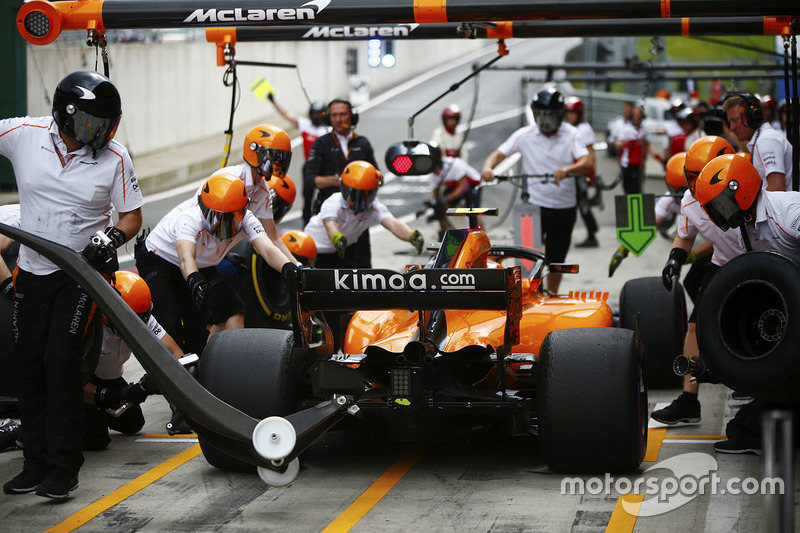 Stoffel Vandoorne, McLaren, hace una parada